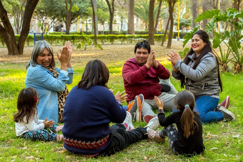 La nueva familia, en un parque. (Fuente: Télam)