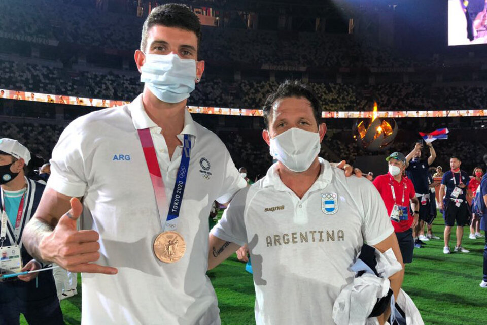 Facundo Conte y Pedro Ibarra, el abanderado argentino (Fuente: @PrensaCOA)