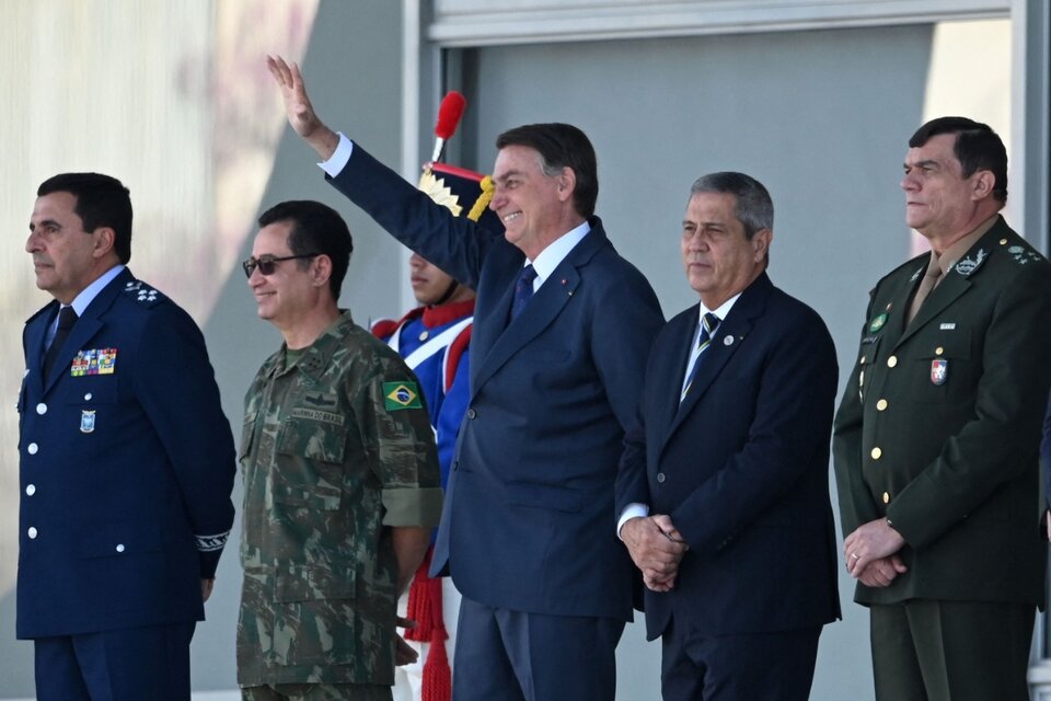 Bolsonaro disfruta del desfilerodeado por la cúpula militar. (Fuente: AFP)