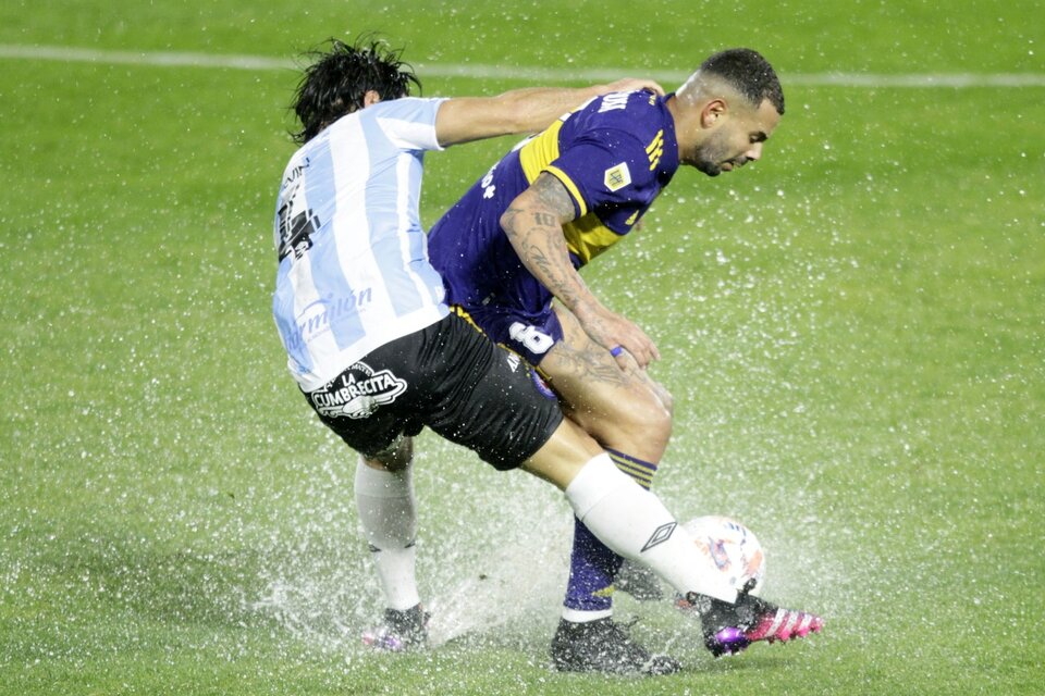 Kevin Mac Allister, Cardona y el difícil control del balón en medio del agua (Fuente: Fotobaires)