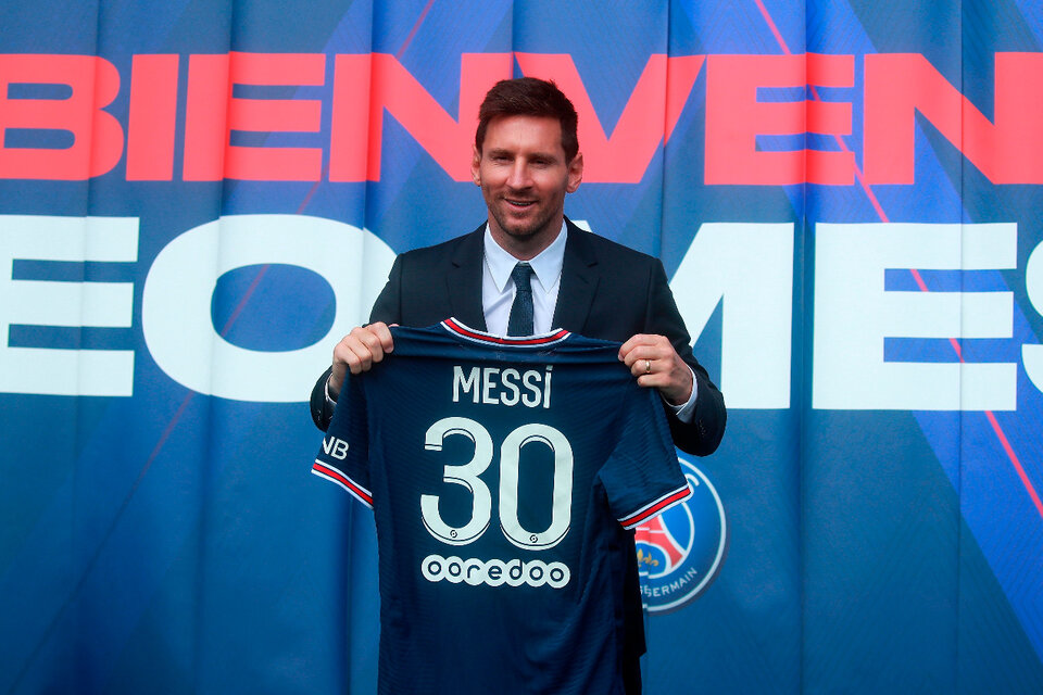 Lionel Messi con la camiseta con el número 30 que usará en el PSG.
