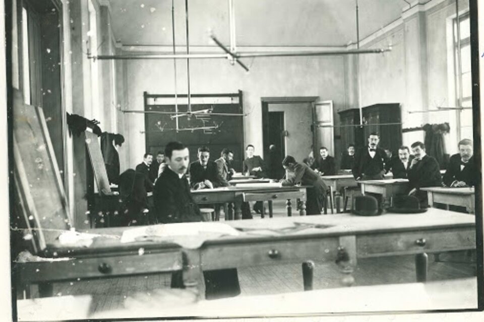 Estudiantes de Arquitectura en un aula del viejo edificio en la calle Perú, en 1900.