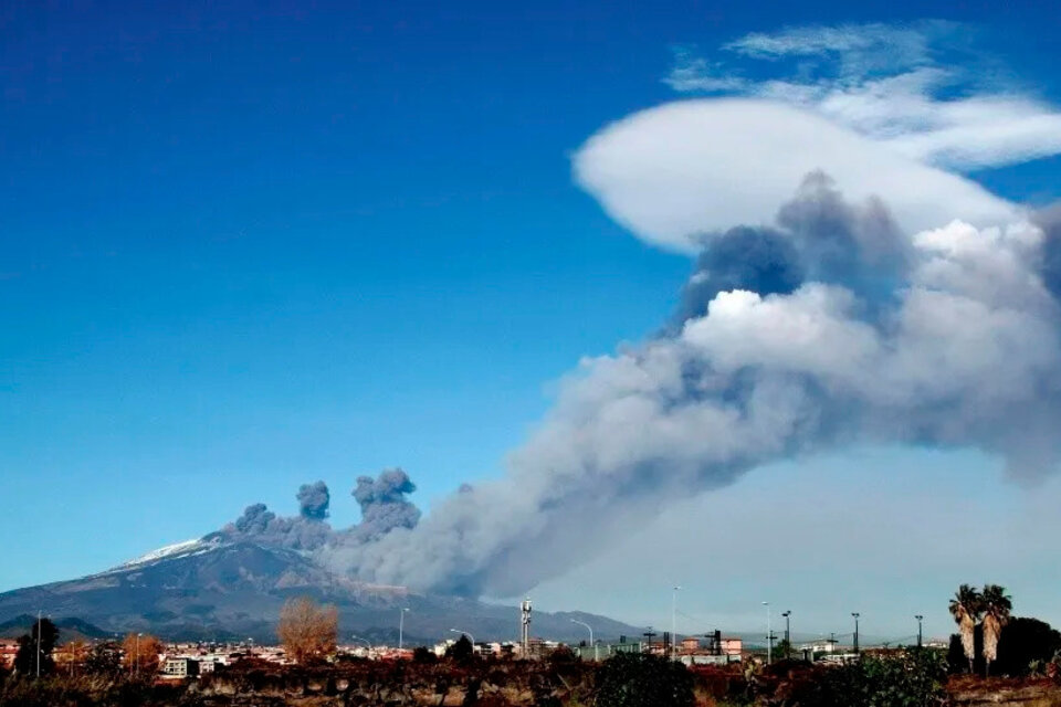 El volcán Etna sigue en actividad y alcanzó un nuevo récord de altura (Fuente: AFP)