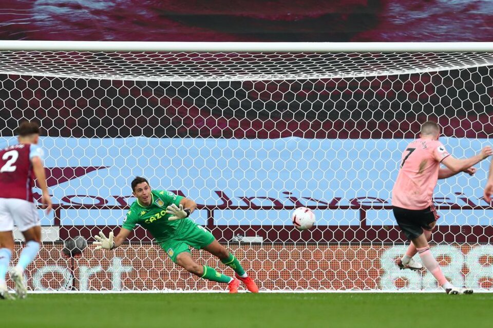 Dibu Martínez debutó en el Aston Villa atajando un penal en la primera jornada de la temporada pasada (Fuente: AFP)