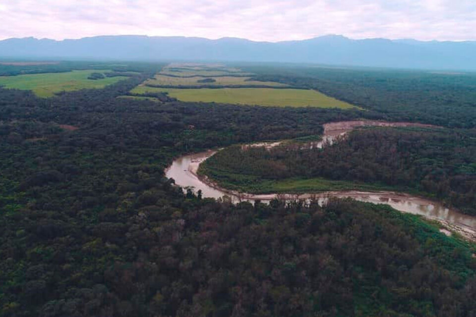 Se trata de un espacio que involucra al propio cauce del río y sus áreas ripiaras aledañas.