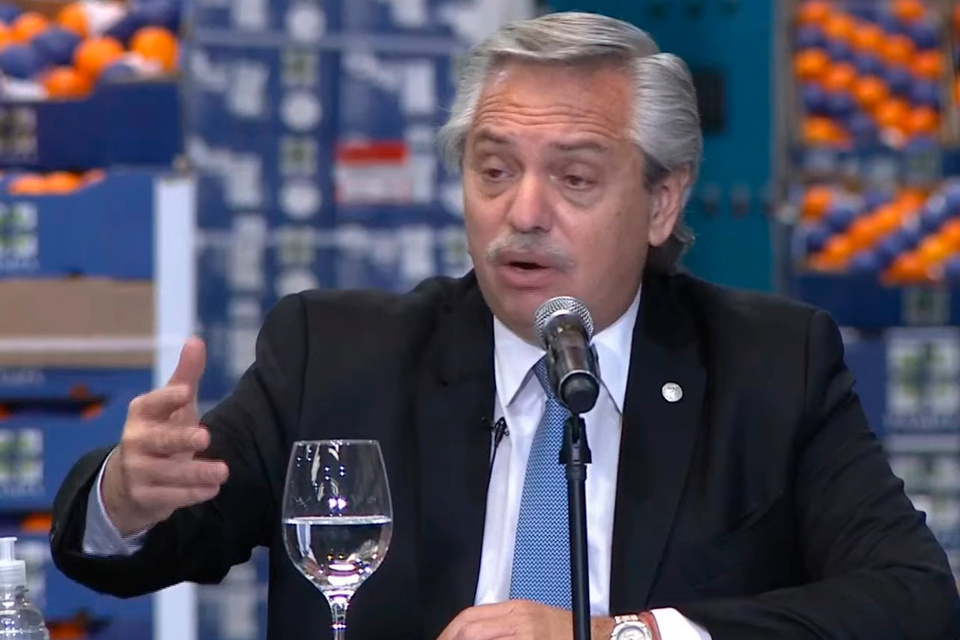 "Propusieron ir a las calles a jugar con la muerte, pero los argentinos nos acompañaron", dijo Alberto Fernández desde Entre Ríos.