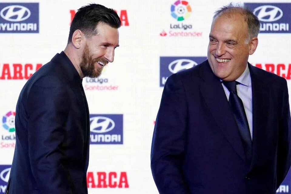 Otros tiempos, cuando Messi y Tebas compartían un acto protocolar de la Liga española (Fuente: EFE)