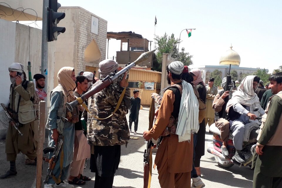 Militantes talibanes vigilan el edificio municipal de la ciudad de Ghazni. (Fuente: EFE)