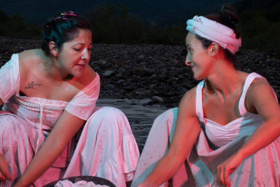 Carmen (Andrea Bonutto) y Eva (Ana Cecilia Córdoba) en un ensayo en el río.  (Fuente: Gentileza Walter Reinaga)