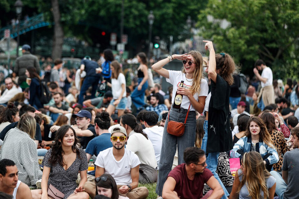 Gran parte de la juventud parisina usó el incentivo cultural para comprar libros, y copó las calles en la Fete de la Musique (Fuente: AFP)