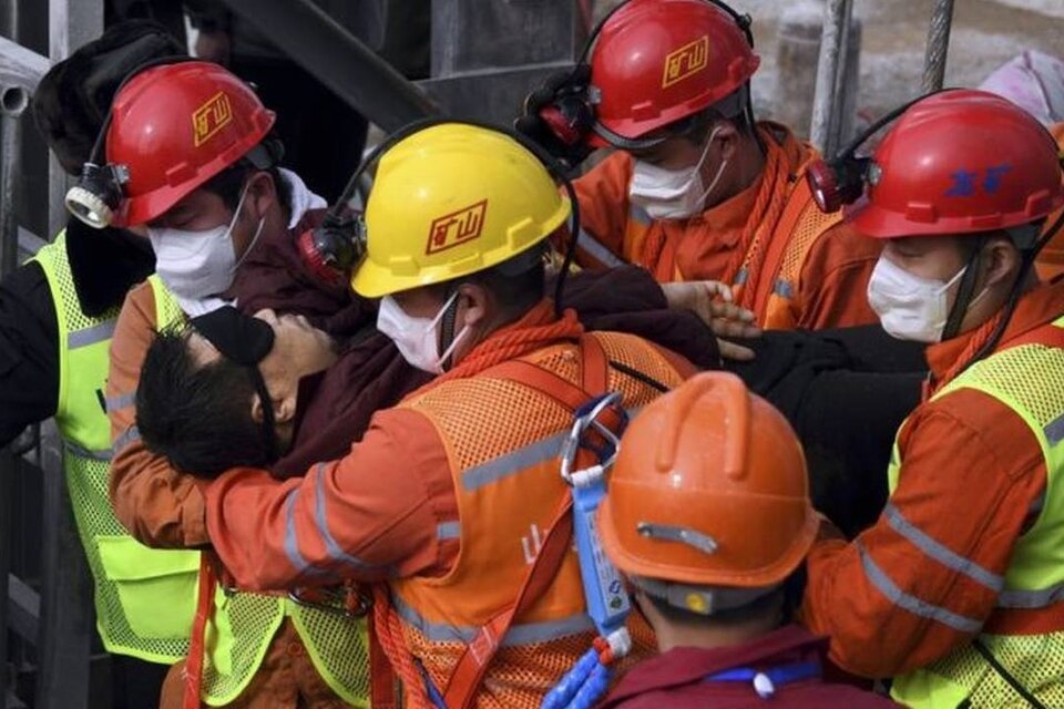 Los rescatistas trabajan en Haibei para rescatar a los mineros.  (Fuente: AFP)