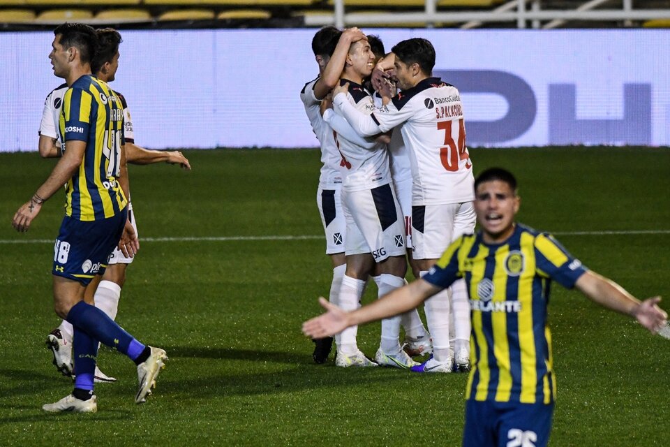 Los jugadores se abrazan luego del primer gol de Romero (Fuente: Fotobaires)