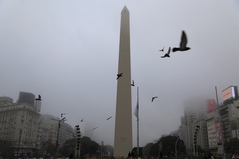 Una postal de Buenos Aires tapada por niebla. (Fuente: NA)