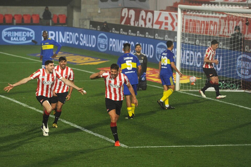 Noguera celebra su gol de cabeza, mientras Boca sufre una nueva desilusión (Fuente: Télam)