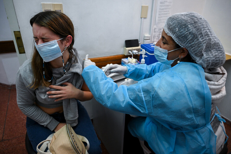 Uruguay aplicó la vacuna Coronavac, la de menor eficacia, y ahora inyecta una tercera dosis de Pfizer. (Fuente: AFP)