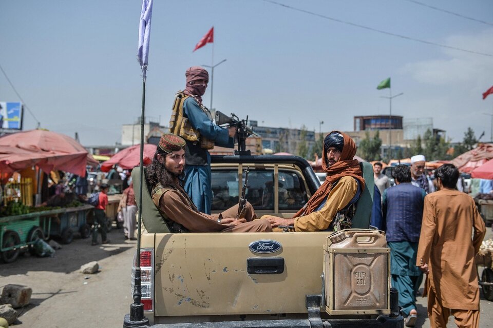  “Deben retomar su vida cotidiana con total confianza", anunciaron los talibanes, que patrullan las calles de Kabul. (Fuente: AFP)