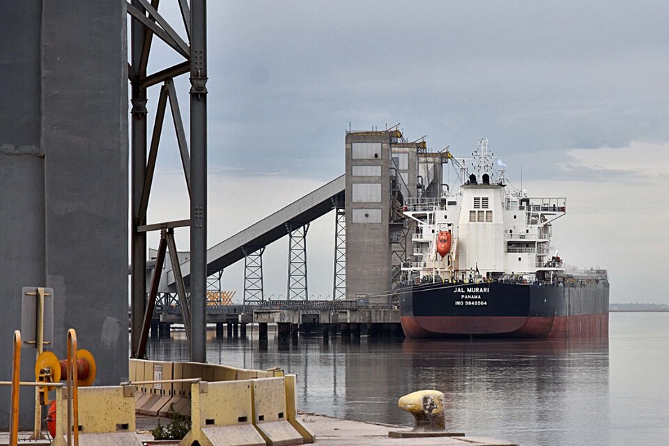 Las terminales marítimas de Bahía Blanca vieron incrementada la llegada de barcos para completar sus cargas. (Fuente: Télam)