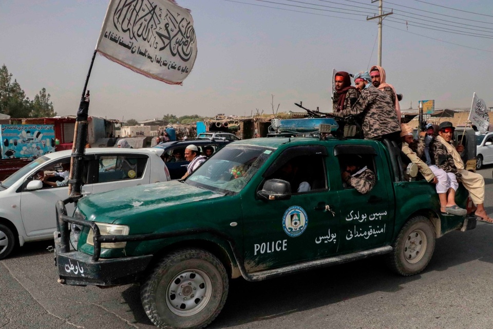 Milicianos talibanes patrullanlas calles de Kandahar después de la retirada estadounidense. (Fuente: EFE)