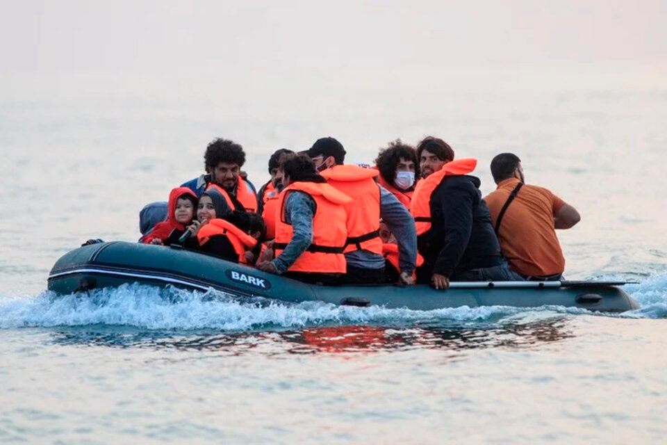 El drama de los migrantes que buscan llegar a Europa por mar en frágiles gomones, una postal que se repite. (Fuente: AFP)