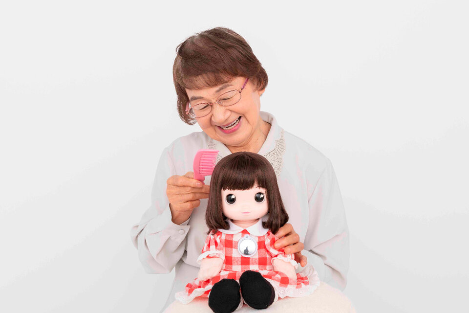 Desarrollaron una muñeca con IA para dar compañía a la tercera edad en tiempos de aislamiento (Fuente: EFE)