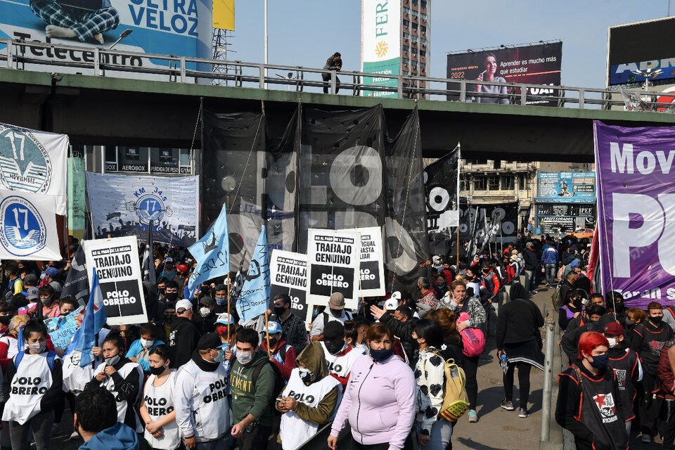 Organizaciones sociales marcharon desde Puente Pueyrredón hasta el Ministerio de Desarrollo Social. (Fuente: Télam)