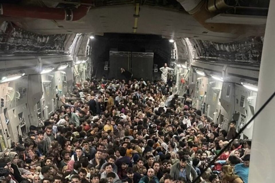 La foto viral del avión militar estadounidense con 640 personas huyendo de Afganistán.