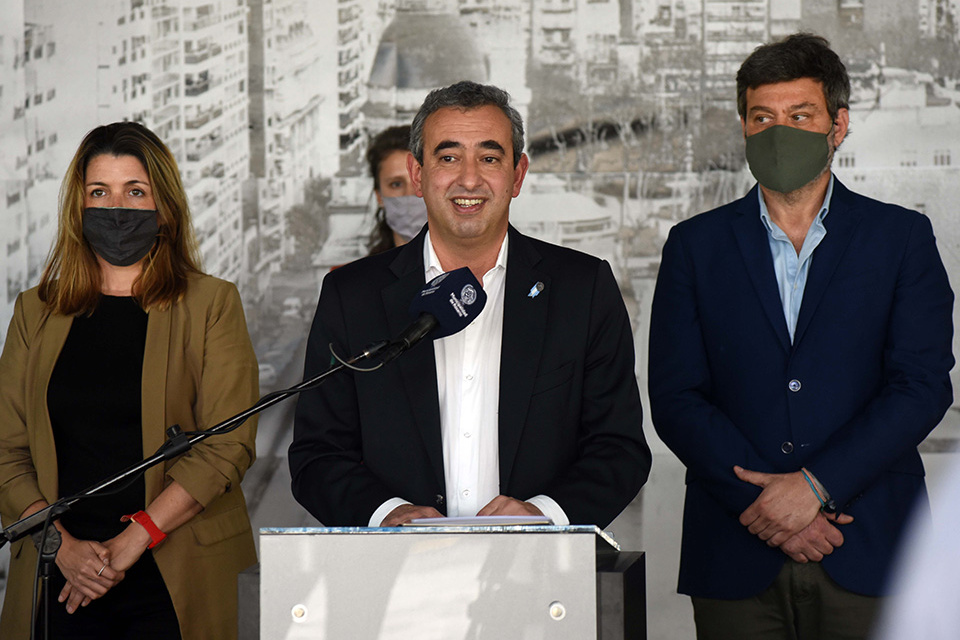 Javkin hizo los anuncios rodeado de su gabinete.