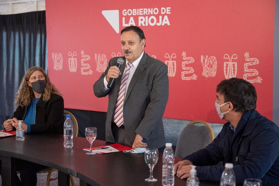 El gobernador de La Rioja firmó un acuerdo  con cooperativas para ampliar viviendas 
