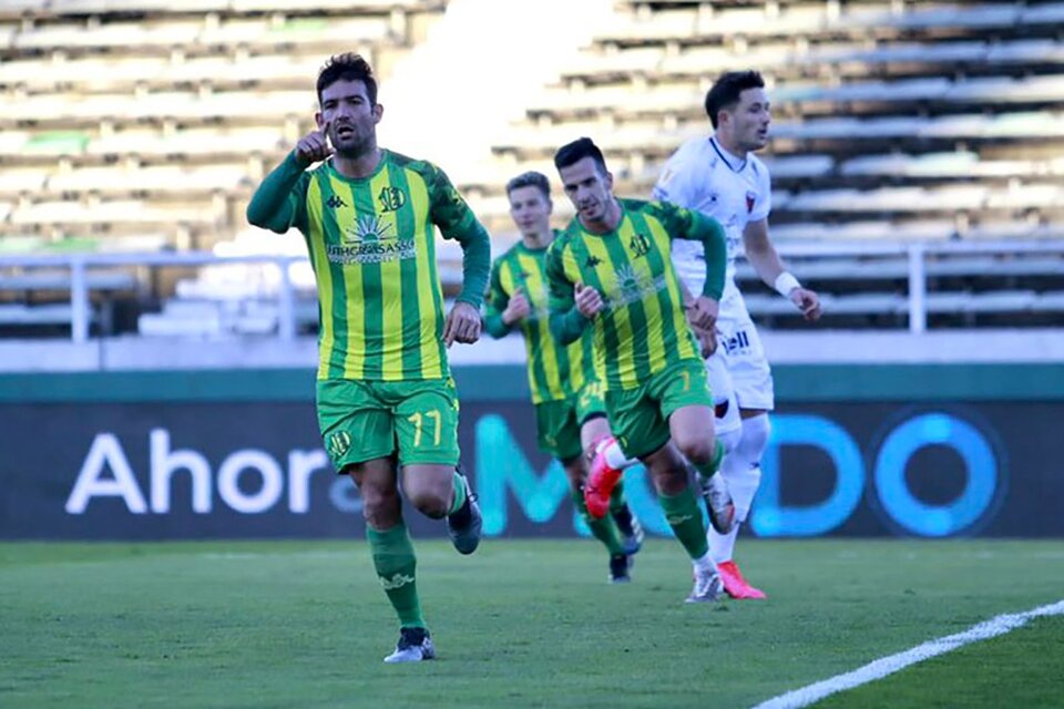 Cauteruccio festeja uno de sus dos goles  (Fuente: NA)