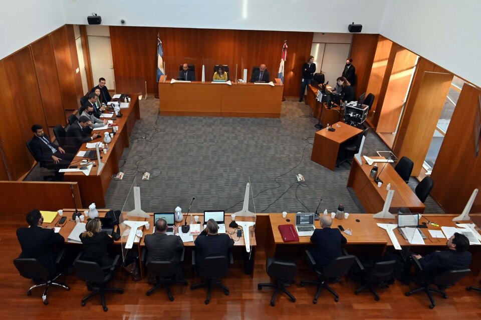 Los funcionarios judiciales están en la sala, los acusados participan vía Zoom. (Fuente: Sebastián Granata)