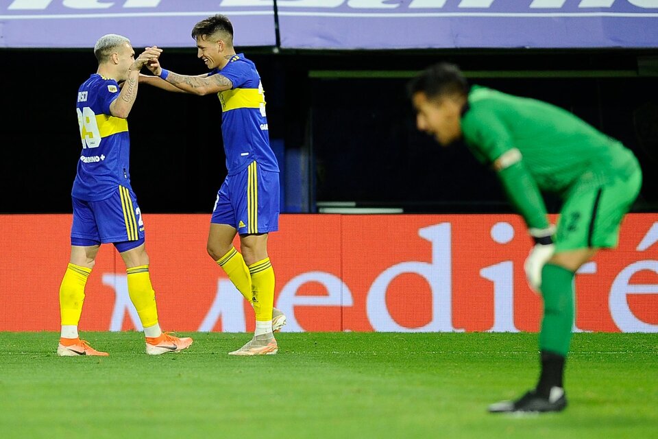 Briasco saluda Vázquez, autor del gol con el que Boca cortó la mala racha (Fuente: Fotobaires)