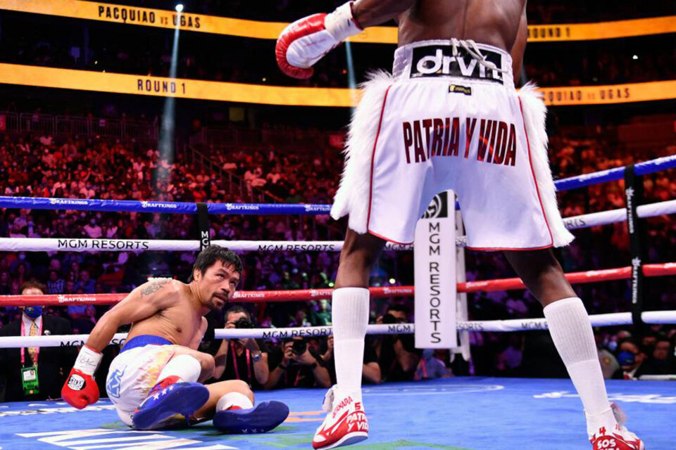 Manny Pacquiao, caído frenet a Yordenis Ugás. (Fuente: AFP)