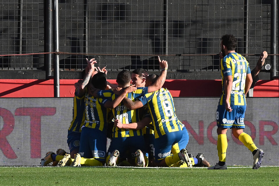 Martínez acaba de hacer un gol que no vio y los canayas festejaban la ventaja. Abajo, Castro, uno de los destacados del día, celebra el gol del empate. (Fuente: Sebastián Granata)