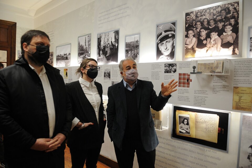 Los precandidatos a diputados Nacionales Leandro Santoro y Gisela Maziotta visitaron la Casa de Ana Frank, recorrieron el museo y se reunieron con el director Hector Shalóm.  (Fuente: Guadalupe Lombardo)