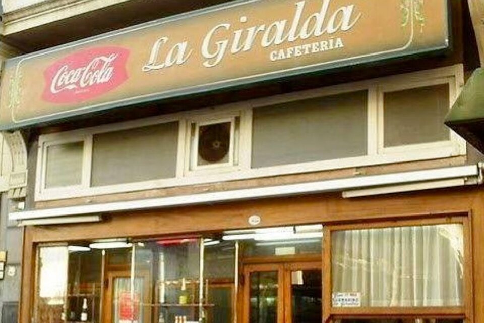 La Giralda, un bar notable emblemático de la Avenida Corrientes que había cerrado con el macrismo, reabrió sus puertas.
