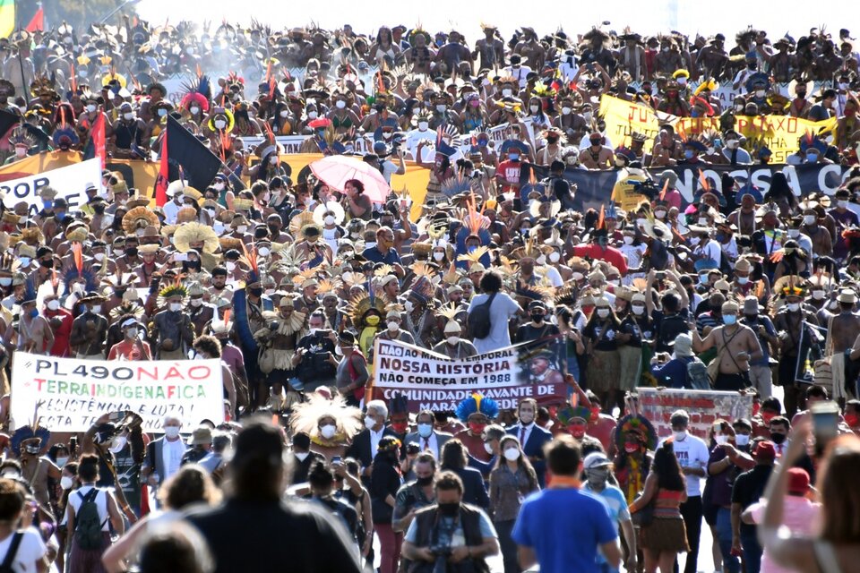 Miles de indígenas protestan en Brasilia a la espera de un fallo clave sobre sus tierras  (Fuente: AFP)