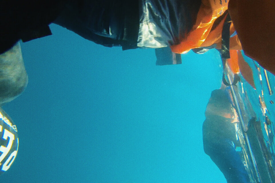 Un registro de una urgencia apabullante, filmado con la cámara acuática que Alzakout ató a su chaleco salvavidas. 