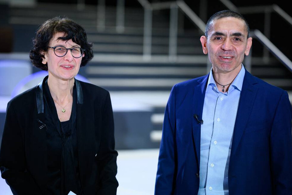 Ugur Sahin y Özlem Türeci, el matrimonio creador de la vacuna de Pfizer/BioNTech. (Fuente: AFP)