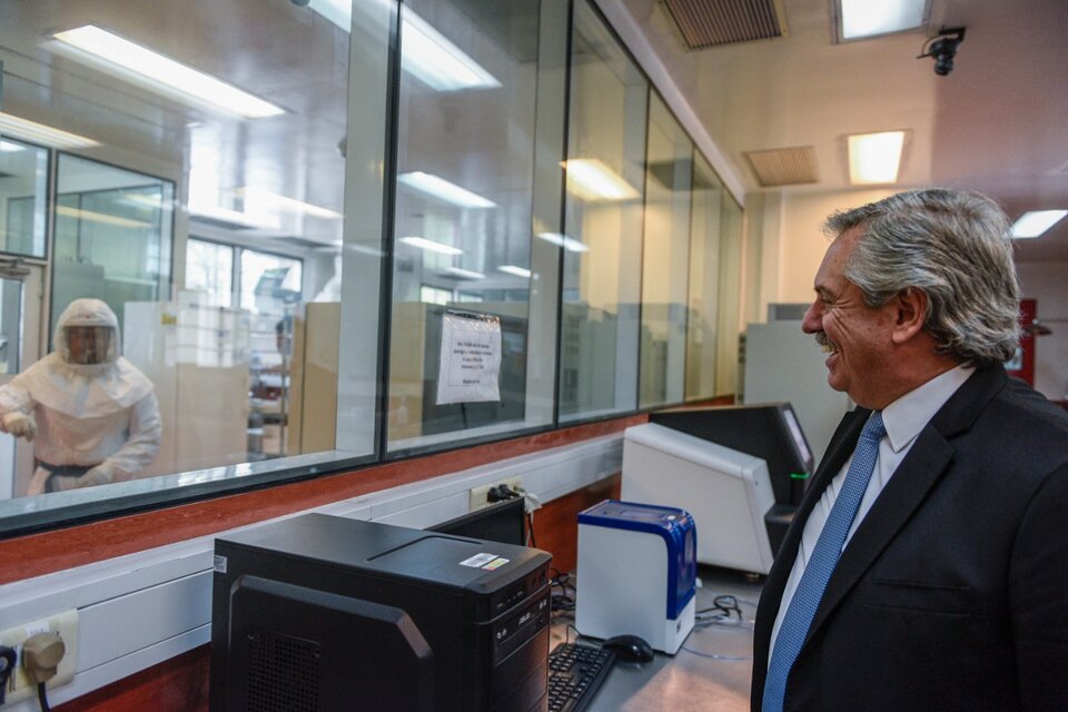 El jefe de Estado, en una visita al Malbrán durante la pandemia. (Fuente: NA)