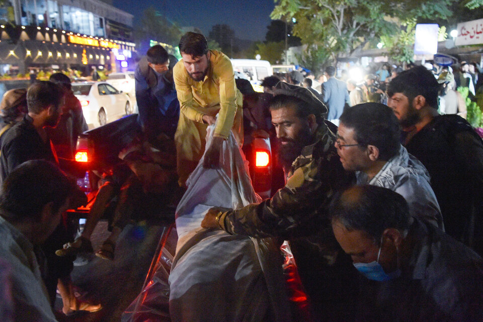 Ciudadanos aganos retiran cadáveres del lugar de la explosión. (Fuente: AFP)
