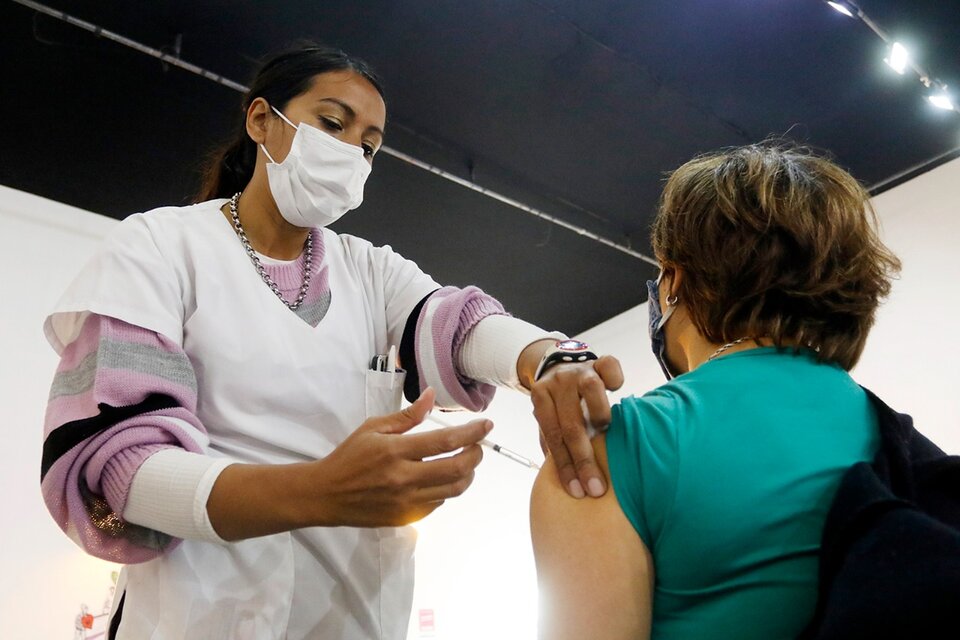 El riesgo de desarrollar una trombosis venosa es casi 200 veces mayor al enfermarse de Covid-19 que con la vacuna AstraZeneca. (Fuente: Leandro Teysseire)