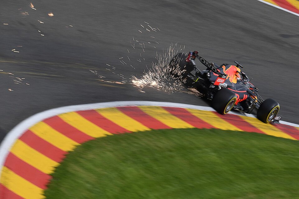 Max Verstappen, de Red Bull, a los chispazos (Fuente: AFP)