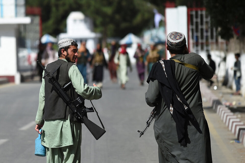 Dos talibanes vigilan la entrada del aeropuerto de Kabul.  (Fuente: AFP)