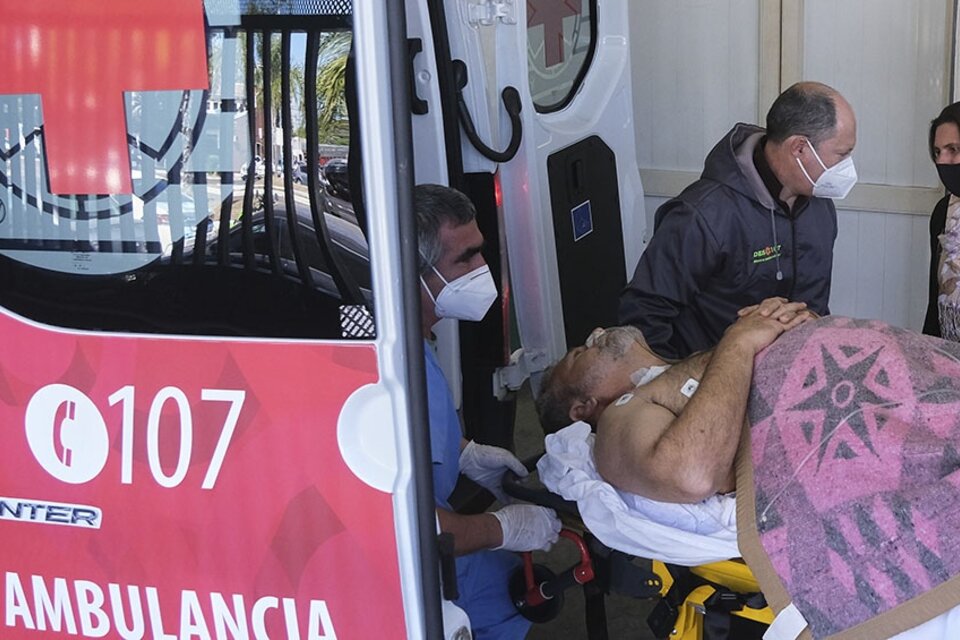 Miguel Arias, al ser ingresado al hospital tras el ataque.  (Fuente: Télam)