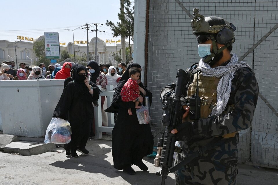 Fuerzas especiales talibanas controlan la entrada al aeropuerto de Kabul. (Fuente: AFP)