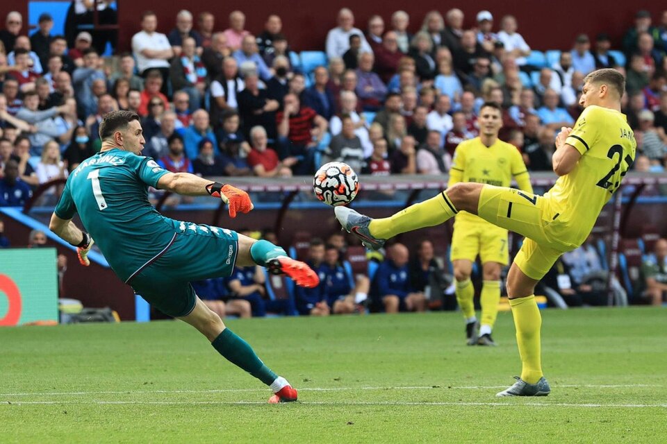 El arquero tuvo una buena labor en el empate 1-1 del Aston Villa ante el Brentford (Fuente: @emimartinezz1)