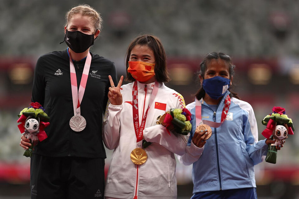 Yanina Martínez muestra el bronce en el podio de los 200 metros. (Fuente: @DeportesAR)