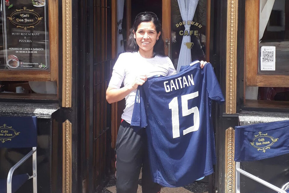Yanina Gaitán, con la camiseta del primer gol oficial de la Selección en un Mundial. (Fuente: Gentileza Yanina Gaitán)
