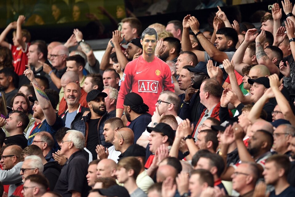 La gigantografía de Cristiano entre los hinchas del United (Fuente: AFP)