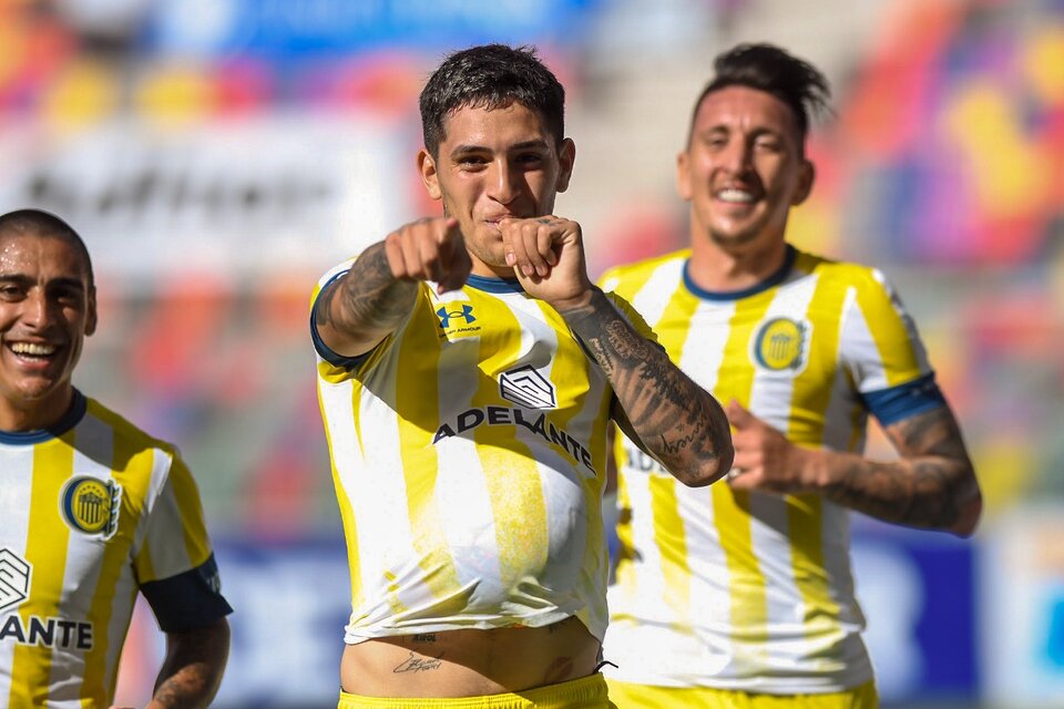 Facundo Almada festeja su gol con la pelota debajo de la remera (Fuente: NA)
